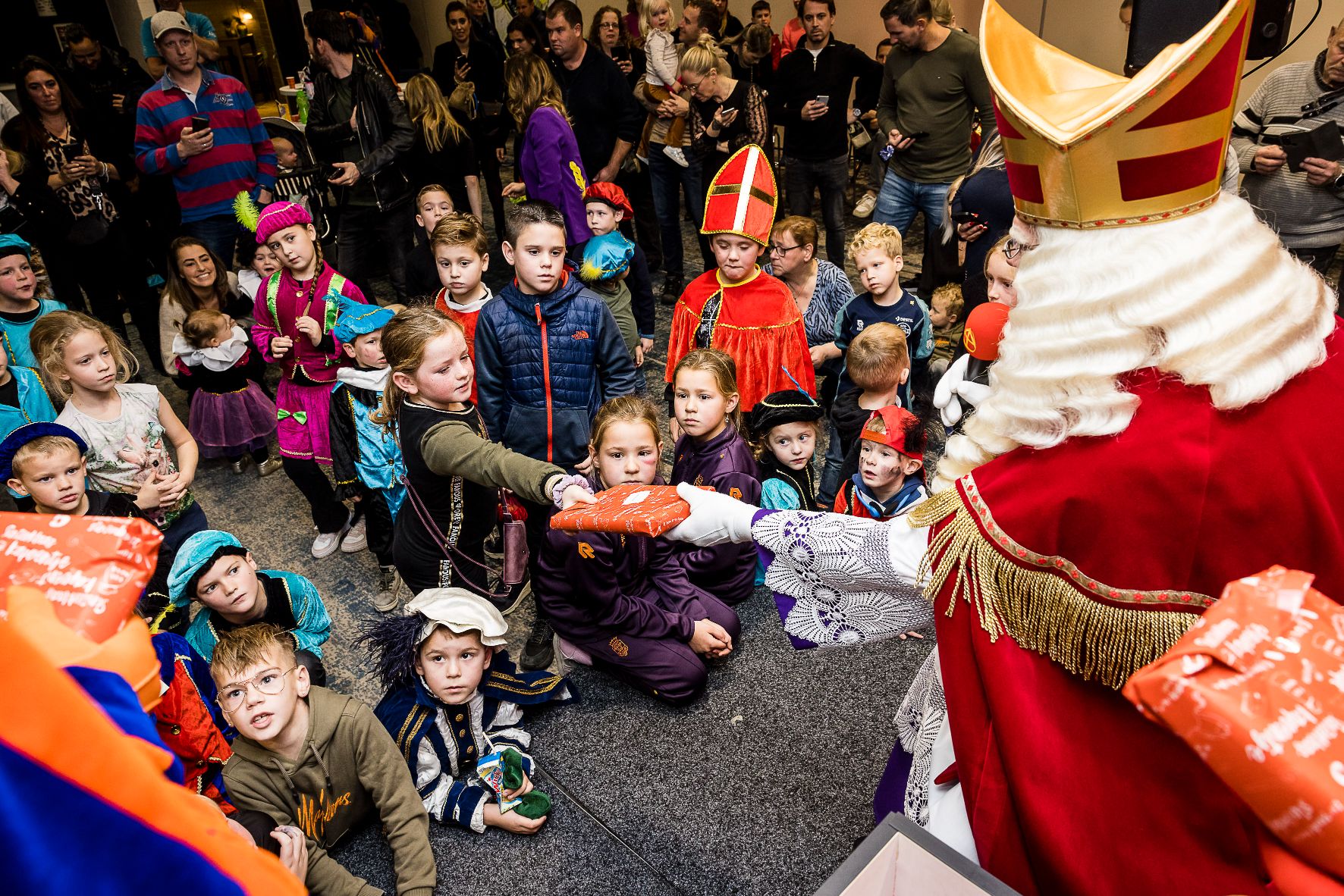 Sinterklaas brengt bezoek aan Koning Willem II stadion | Willem II